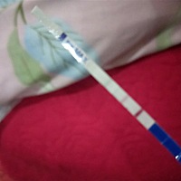 大家帮我看看是不是中了，月经期还差两天，但是昨晚我用试纸用了一下，显示两杆。只是有一杆不太明显，...