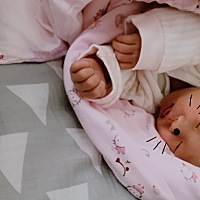 来报喜拉，超快顺产女宝一枚，白白净净。一大早去医院检查开了六指，进产房半小时宝宝出生，阵痛感...