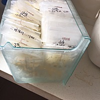孩子满月了，奶水多的冰箱冷冻室放不下，冻了一大层，60多袋了，本来准备再买个冰箱专门放母乳，但是感...
