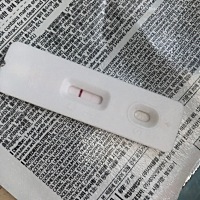明天去验血 因为验孕棒一直第二道不明显 但是最近闻到油腻的就恶心 睡觉趴着特别难受，老感觉胸胀胸闷头...