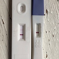 上个月27号来的大姨妈 自己算的排卵期 备孕一个月 排卵试纸还没用上 今天大姨妈推迟一天 早上测了一次 ...