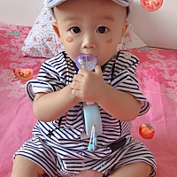 幸福的宝宝🚼 我们家的小可爱9个多月了，很可爱。 一个爱我的老公，一个可爱的娃娃，还有挺宠我的公婆...
