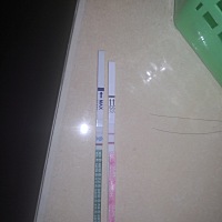 这两天是姨妈期，姨妈没来总有点点褐色分泌物，今早试了试早孕试纸竟然有粉色，请问这正常吗？要注意什...