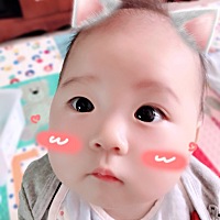 你的眼眸犹如星辰大海，清澈明亮，在你眼中看到了我的身影，仿佛在你的世界里只有我