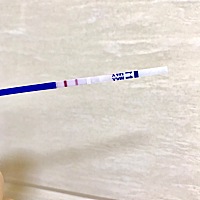 前几天验孕棒一直显示一条需虚的第二条线，我和李先生都以为本来就会这样... 然后昨天再验，第二条就很...