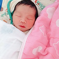 报喜，8月27日生下小乔治顺产6.8斤，超预产期10天，8月25日准备住院催生，凌晨来红，早上进产房吊催产针...
