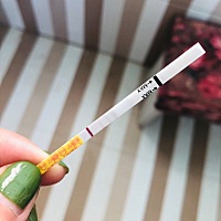 这是怀孕了吗？例假推迟四天，今天没忍住测了下，早孕试纸一条深一天特别特别浅，胸有发涨的情况，这是...