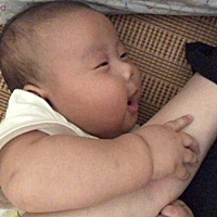 三个多月了，抱着我的胳膊咿咿呀呀的