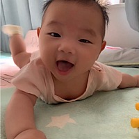 口水娃   一天要换几套衣服才天黑😒   你才五个月  我就玩不赢你了……