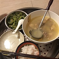 这是我的这几天吃的饭菜，每天都是满满的一大盆鸡汤和青菜🥬米饭🍚，这是我已经吃了一半的量拍的照...