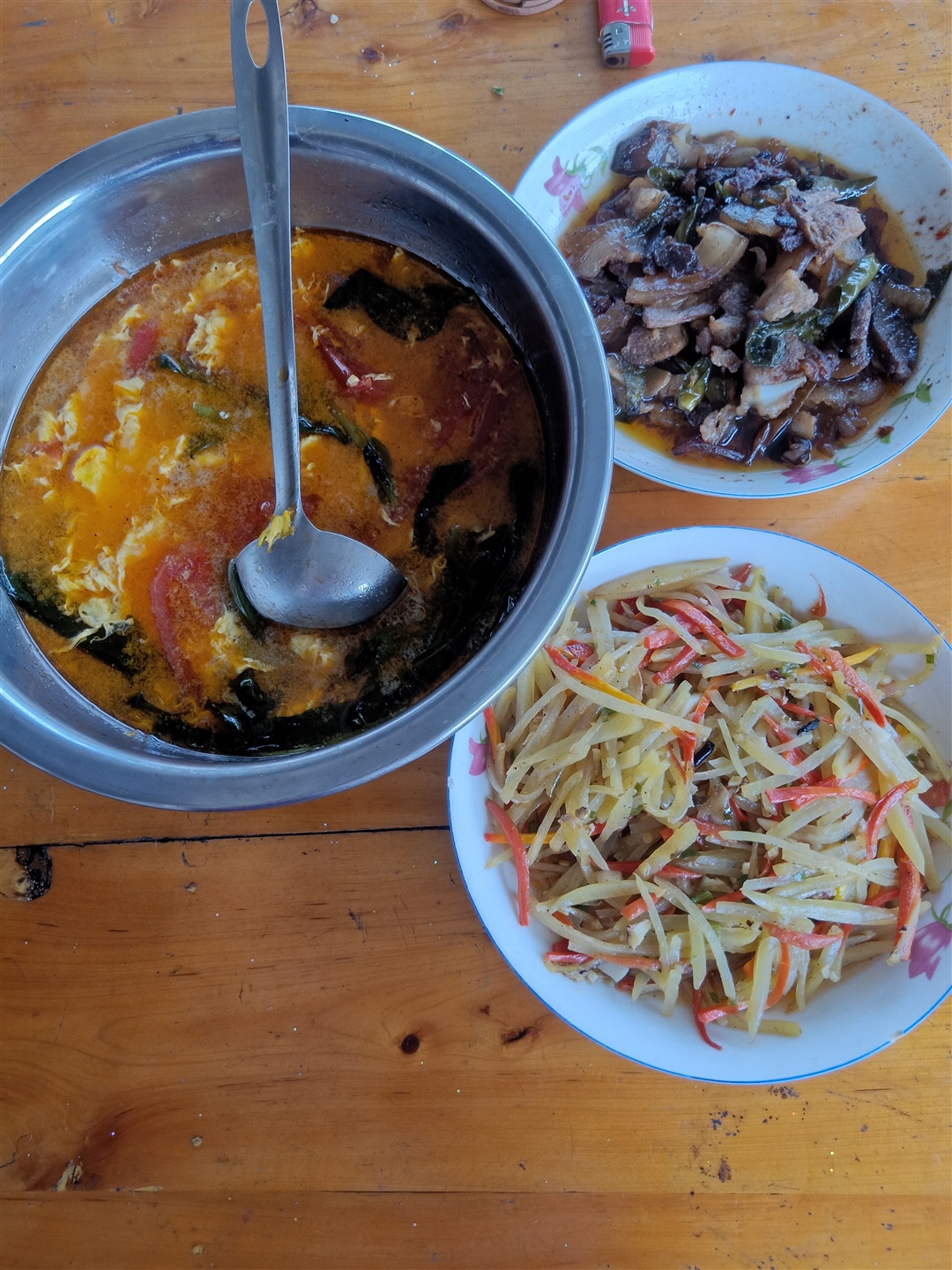 我老公说他妈妈做饭很好吃 这是我来他家吃得最好的饭菜了 但是我不懂的是番茄鸡蛋汤里加大豆的叶子干什么  那种每天一到吃饭就恶心的感觉不知道各位能不能理解 但是为了孩子能有奶吃 吃到吐都还得忍着吃下去 
 
腊肉煮稀饭是什么吃法  我也是不清楚 本想喝点汤宝宝能吃奶 结果那种难吃 我真的是吃不下了  

蟑螂满柜子的怕 喝汤能喝出跳蚤 月子里吃饭能吃出大虫子 还说是我挑食 他的前女友就不挑 哈哈  把我骗来这么远 在娘家买的房子骗我退了  
  
班也不上 借口永远比办法多  生了孩子要不是我自己存的有钱 那我真是不敢想象  一开始在一起的时候就一无所有还一屁股债 只是因为看着人踏实 对我好才跟他在一起 结果婚礼当天发现momo去约p 截图了还说那是系统自己发的 当我傻 系统真会为你着想 

怀孕四个月的时候打我 压在床上左一巴掌右一巴掌的打 还给我妈打电话让我妈来接我回家 让他爸妈退婚 

剖腹产买盒吸管嫌贵 问我为什么不买一根就行了 让出去上班各种借口 到现在还赖在家 一家人都是奇葩 不讲卫生 生活习惯也是邋遢 让他妈别给我洗内衣非要洗 我拿藏着了都要拿出来洗 还用他们一家泡脚的盆洗 拿我闺女的盆来用 吃的就更恶心了 

当初把我骗过来 还想让我就待在这农村摘什么茶叶 哈哈 彩礼全是借的 还想让我拿出来去还债  还好我妈给我存了定期 马哥单 

我没来他家之前我婆婆都不敢去打牌 因为一去人家就要说她儿子那么大了媳妇都还没有还有心思打牌  呵呵 为了自家不被笑话就可以骗我了  本来我工作稳定 收入不错 每天下班学琴健身 晚上回来看书准备考试  哈哈 谁让自己看人不清 一开始伪装得那么好 把我都骗过去了  自找的 怪得了谁呢 

过年回家就不打算回来了 反正钱我有 工作我能找 闺女我能养  不像你儿子可以一年半载待在家不用上班