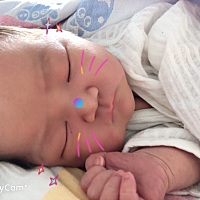 知道妈妈为了生你受了很大的罪，真的是个乖宝宝，出生到现在不哭不闹，很乖很乖……妈妈为了你一切都值了！