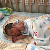 有7天的宝宝能这样侧睡的吗？