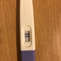 月经推迟七天了，早上测了一下，颜色很淡，这个是有了还是没有？