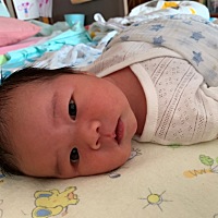 自家娃娃真是怎么看怎么喜欢呀，两周咯！小宝贝快点长大哦！二胎宝宝真的是个天使宝宝啊，只有饿了拉了...