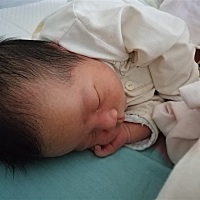 忧心忡忡，宝宝怕热，每天都洗澡和擦茶籽油，一天24小时都开着空调，宝宝脖子和大腿内侧皮肤还是破...