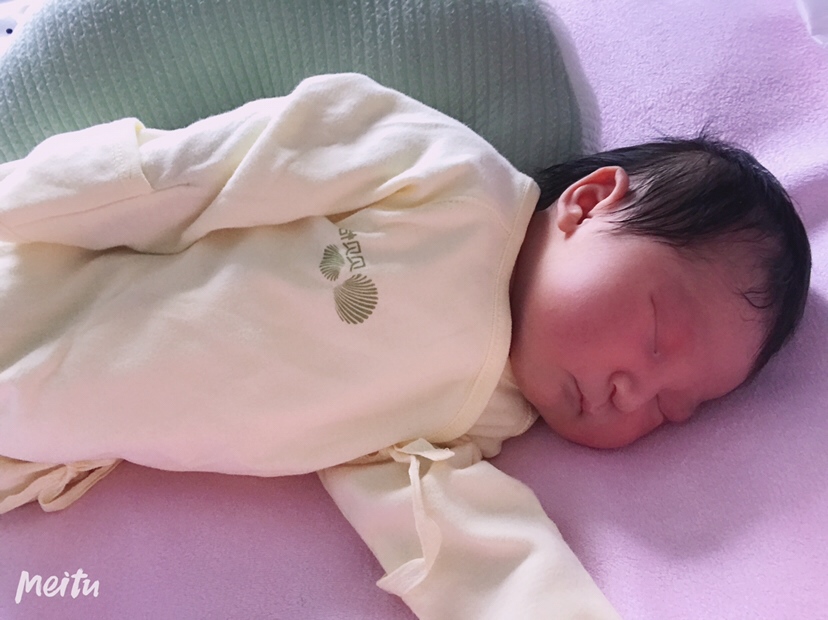 报喜来了❤️喜得小公主一枚，7斤8两❤️
怀孕症状❤️： 怀孕期间3个月孕吐，5个月耻骨疼，8个月几乎每天晚上要与厕所频繁相处。
怀孕滋补❤️：3个月叶酸，4个月DHA，5个月复合维生素，7个月有点便秘益生菌，9个月喝椰青。
禁忌食物❤️：都说头胎看书养，忌嘴到8个月，后两个月真是想吃什么就吃什么，没有忌嘴，其实宝宝没有那么脆弱，当时不忌嘴害怕宝宝出生后有胎记或者什么的，就喝了一个月的椰青，听说可以去胎毒清澈羊水，挺好喝的，听说一个礼拜喝2.3个就行，我觉得好喝就当饮料一天一个，哈哈😄
产程经历❤️：预产期过了5天，去医院催生白天一天没什么反应，晚上5点开始有阵，3分钟一次，到次天早上8点开了三指，疼的受不了了最后选择无痛，真的是从地狱到天堂的感觉，10点打完无痛到晚上8点开10指，到产房一个半小时生下🐷宝宝，有侧切。
产后症状❤️：坐骨神经酸疼的受不了，不知道是不是因为在脊椎打无痛的反应，今天还疼，但有的说是因为宝宝太大，骨盆小压迫的原因，这个还不清楚
❤️❤️❤️❤️❤️祝你们好孕，有个健健康康的宝贝❤️❤️❤️❤️