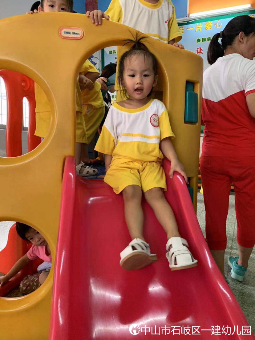 今天看朋友圈，有很多发小孩上幼儿园然后妈妈们各种不舍得不愿意走远的小孩都是妈妈们的宝♥︎上学的时候妈妈们总是会不舍。但是小孩以后都会有自己的生活，我们能做的就是慢慢学会放手😊😊上学前就要给小孩做思想工作，跟她说：妈妈要上班，宝宝放学妈妈会立刻去接。🥰多说，宝宝其实都懂。👧🏻👦🏻送老师手上就走，不要一哭三回头，不要围观。要相信老师，毕竟她们都带过很多届小孩子😌