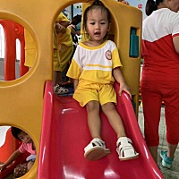 今天看朋友圈，有很多发小孩上幼儿园然后妈妈们各种不舍得不愿意走远的小孩都是妈妈们的宝♥︎上学...