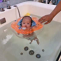 今天出生50天了之前每次喝60毫升今天晚上每次只喝20，30毫升，越吃越少，还睡3个小时左右，别人出生十天...