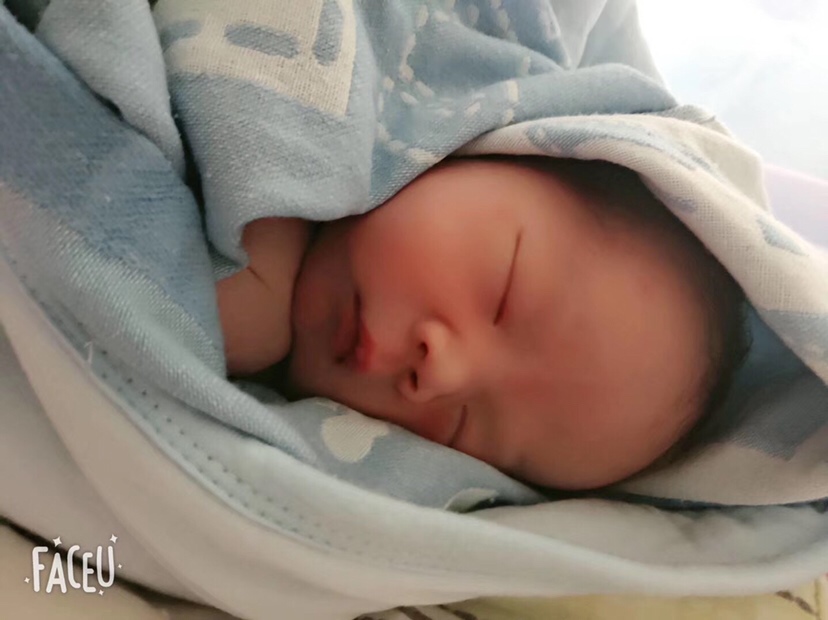 二胎宝妈驾到，9.1号顺产男宝，跟妈妈生日相差一天哦～
在产房十几分钟分娩，那种痛只有宝妈们知道吧！😂妈妈是八月初二，宝贝八月初三，哥哥是八月二十一～是不是跟八月特别有缘☺️