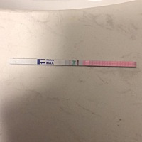 还有三天就来月经了，这两天有点反胃，想拿排卵试纸测一下，结果是一深一浅，想问一下这样是怀孕了还是...
