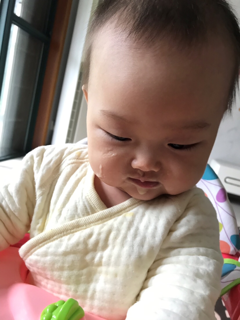 话说小胖丫吃辅食真的不省心呢，喂的时候一跳一跳的，吃的满脸都是，以后为娘的就没好日子了