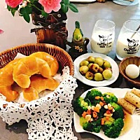 备孕第12天早餐：自制面包➕鸡蛋➕凉拌西蓝花➕山药➕牛奶