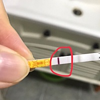 请问大家能在这个画圈的范围内看到一个浅浅的印儿吗？中没中啊？