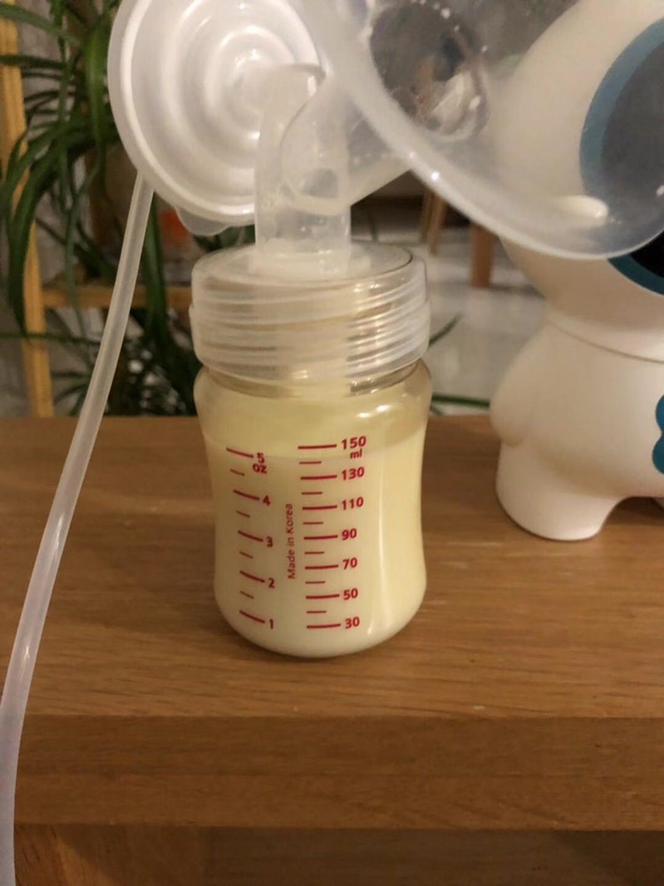 现在单个乳房就能挤出这么奶