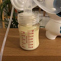 追奶太太太痛苦但是现在成功了，很开心元宝可以全母乳喂养而且每天还存奶想想之前都准备去借奶了[呲...