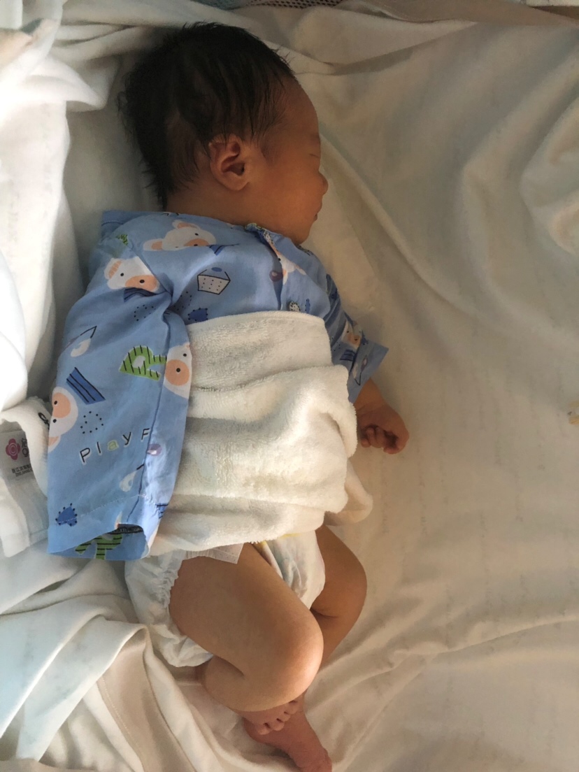 九月一号预产期、三十号凌晨三点见红、三十一号九点宝宝出生。男宝……过程不说了、太心酸。
