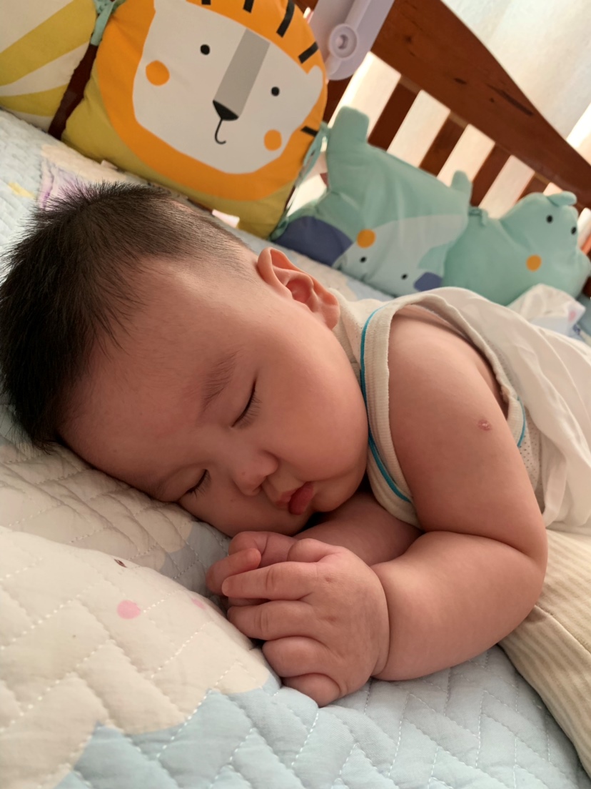 5个月12天 从一个半月就睡整夜觉 不吃夜奶 现在自主入睡 白天也很乖 属于天使宝宝的那种 纯奶粉喂养 18.6斤了 太胖了怎么办 求帮婴儿减肥的好方法 给吃少了 闹腾 吃饱了长肉 急呀 （因为哥哥小时候就胖 现在是位大胖子 所以求我的心理阴影面积 😂）