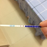 月经推迟第一天测出的，这要是怀孕了正常吗？为什么推迟一天就能测出。？