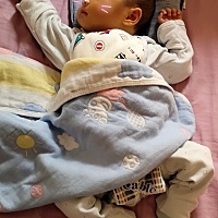 宝贝一个月了  但是眼睛和脸还是有点黄  去医院查又说在正常范围  指数不高  让停母乳三天  怎么办？ 怕...