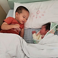 9月4号17：55小宝出生了，7斤4两。大宝36+6生算早产一天[偷笑][偷笑]，五斤刚好 晚一月的区别非常大...
