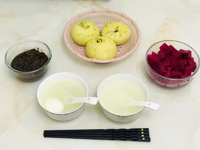 女儿加辅食 忙的晕乎乎 午饭时间补个早餐图
女儿很喜欢吃水果 不喜欢吃蛋黄 但是还是要给她吃  补贴