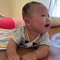 鼓励爸爸多带孩子的原因是，夫妻感情更和睦，家庭更和谐，孩子更有自信。看我家小子一看到爸爸就乐...