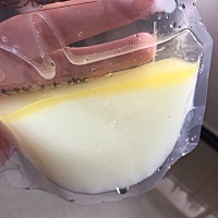 冻过的母乳解冻后上面一层很黄，还能吃吗？是不是坏了？