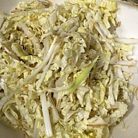 大葱拌白菜心 好有虾皮估计南方姑娘都没见过这样的吃法吧。哈哈 超级好吃。