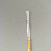 月经推迟3天，排卵试纸弱阳，金.秀.儿的早早孕白板，下午有裸色分泌物流出，部知道是要来姨妈了，还是怎...