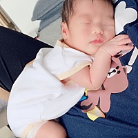 依偎在姥姥身上的小宝贝… 谁知道宝宝眼睛一直流黄色脓怎么回事？什么时候能好啊？都半个月了