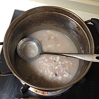 今天的早餐，粥加焖面，其他的什么也没有，粥是昨天早上的八宝粥加了水加了剩的米饭，面是昨天中午的面...