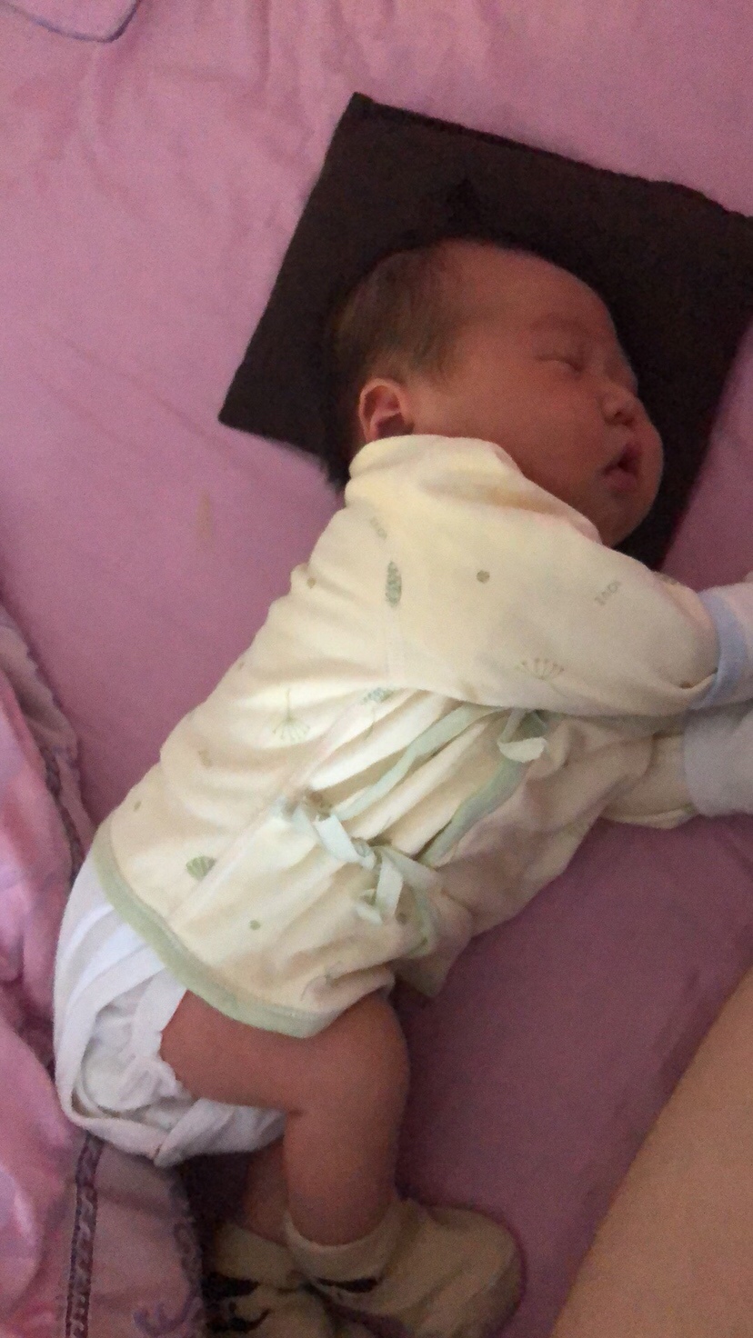 这个月子做婆家做的真心累、孩子换尿片是自己、泡奶是自己、洗澡是自己、除了弄吃的不是自己、每天腰像断了似的、孩子她奶奶就知道说什么多不会、换个尿片床上弄的多是孩子的好脏、月子才开始呢 各种累