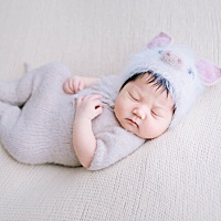 今天宝贝19天 拍月子照 被女儿萌到！真的也太可爱了吧！