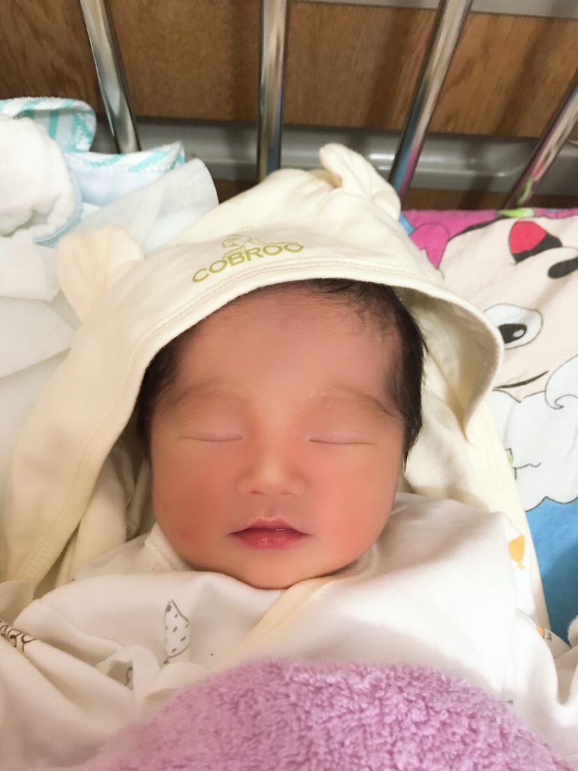 二胎剖腹产，39➕1，婆婆选的日子，六个月做四维，医生偷偷告诉我是男孩，因为头胎男孩，还期待翻盘的，虽然翻盘不成功，但是宝宝健康可爱我也很满意了，祝大家万事顺意😄