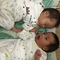 两个宝宝带起来真的不是一般的辛苦，尤其是两个一起闹的时候，其中一个经常吐奶特别严重，各种方法...