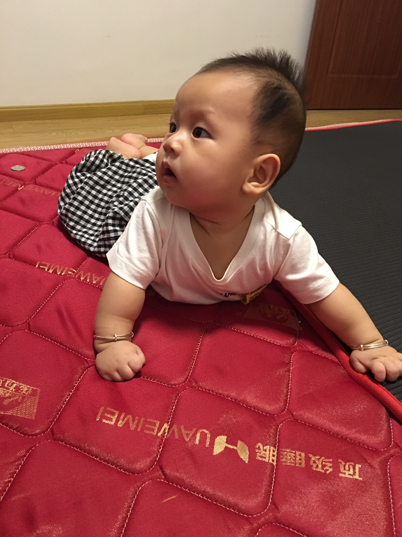 宝宝五个月 3天了，特别心疼他娘，特别乖巧，我和宝宝被爷爷奶奶赶出家门了，现在在宝宝宝宝上班地方呆，因为远嫁他乡，怀孕后到生一共在家待十一个月，婆婆太好强了，蛮不讲理，没办法一起生活