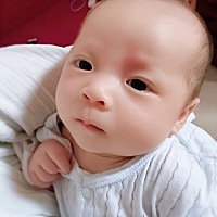 仔仔两个多月了，全家人每天都开心的逗他，特别他是爷爷奶奶总是要抢着抱呢😄 睡得香香的😄