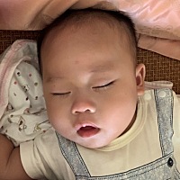 这小子这几天晩上睡不踏实，平时都是自己睡一小木床的，小床里还有一张床中床，他出生至今都是自己睡在...